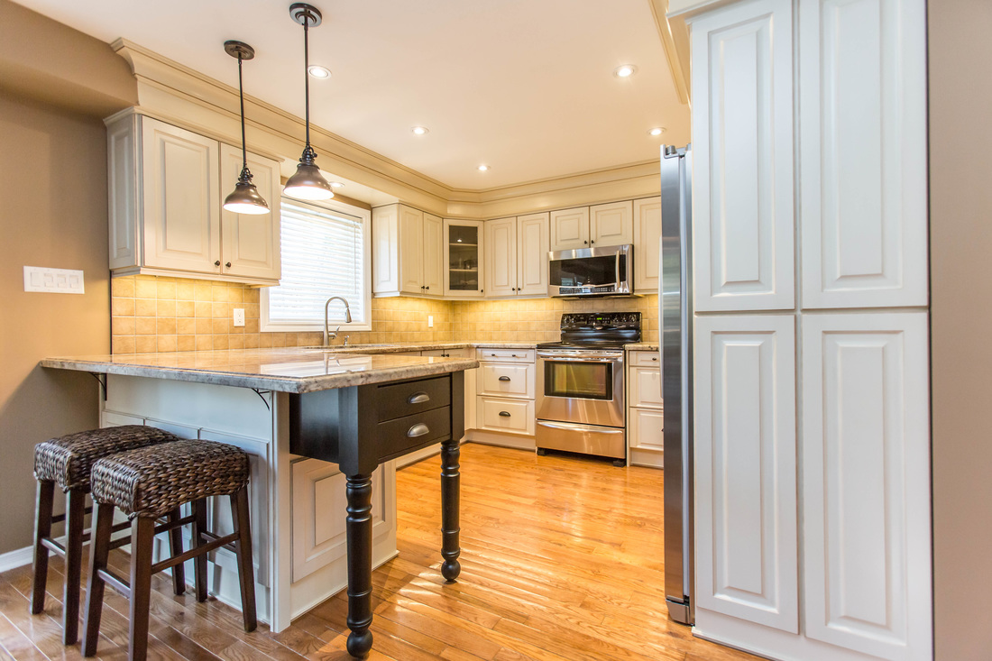 Picture Semi custom kitchen in thornhill, raised panel cabinets, hand glazed, doors and crown molding, custom knife drawer, pendant lights, granite countertop, stainless steel appliances, glass corner cabinet, cusom raised panels.