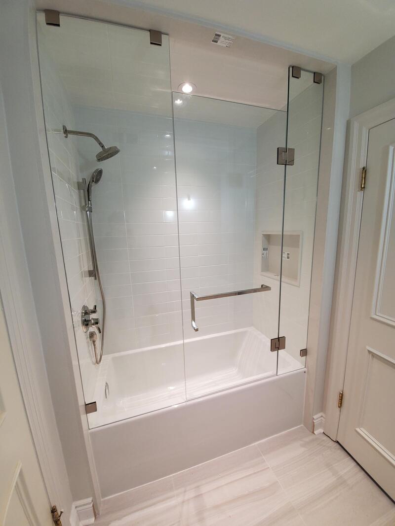 Tub with seamless glass